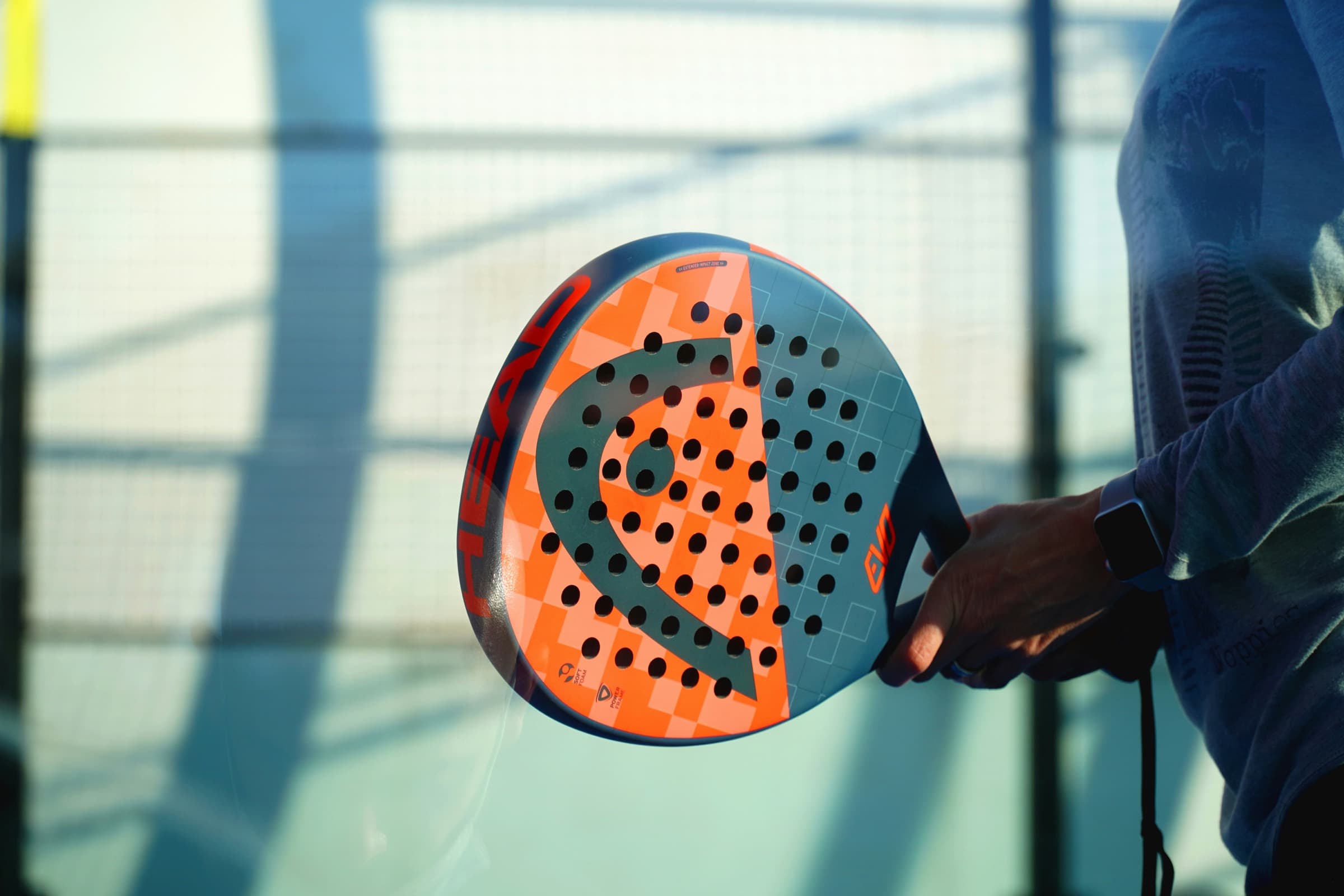 Padelschläger und Ball auf dem Court